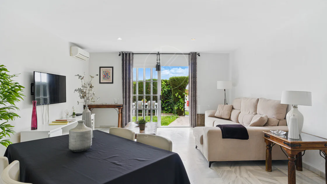 Casă înșiruită minunată cu trei dormitoare și vedere la mare, situată în Bel Air, Estepona