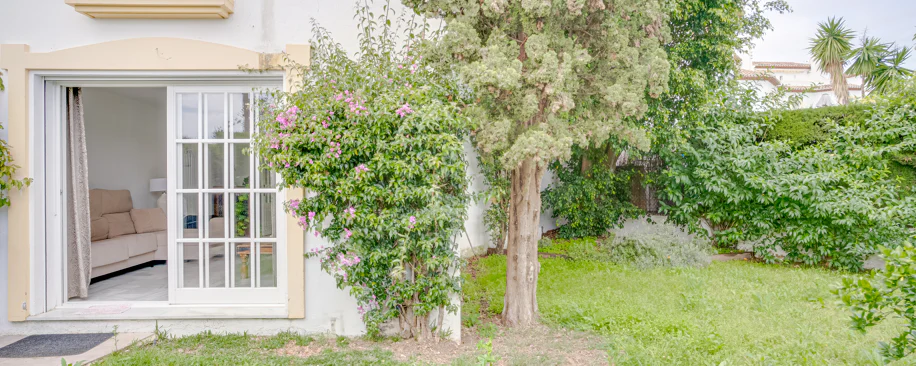 Casă înșiruită minunată cu trei dormitoare și vedere la mare, situată în Bel Air, Estepona
