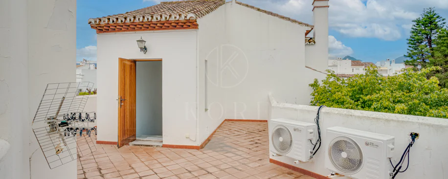 Casă înșiruită minunată cu trei dormitoare și vedere la mare, situată în Bel Air, Estepona