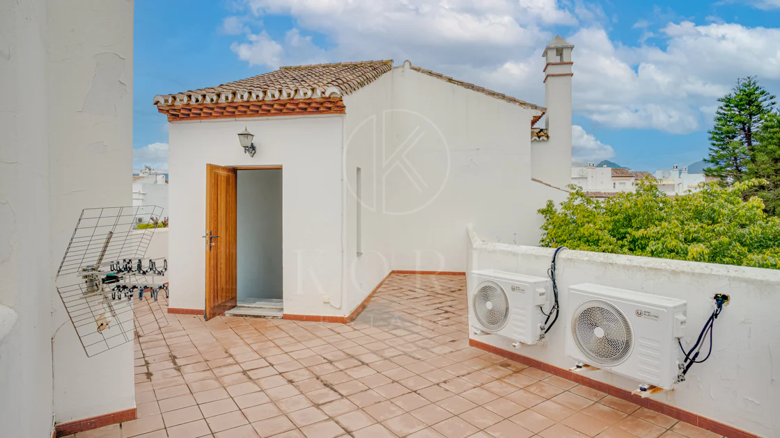Casă înșiruită minunată cu trei dormitoare și vedere la mare, situată în Bel Air, Estepona