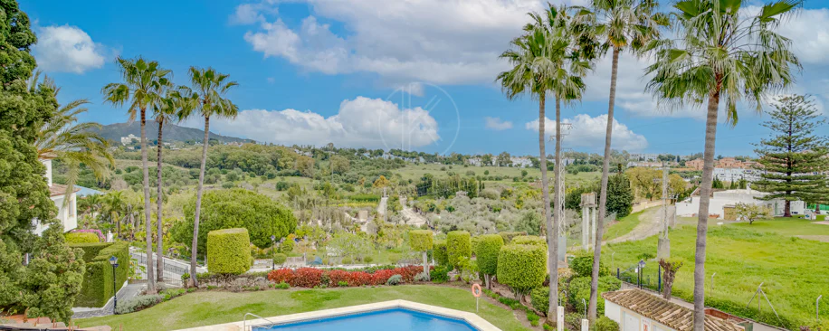 Casă înșiruită minunată cu trei dormitoare și vedere la mare, situată în Bel Air, Estepona