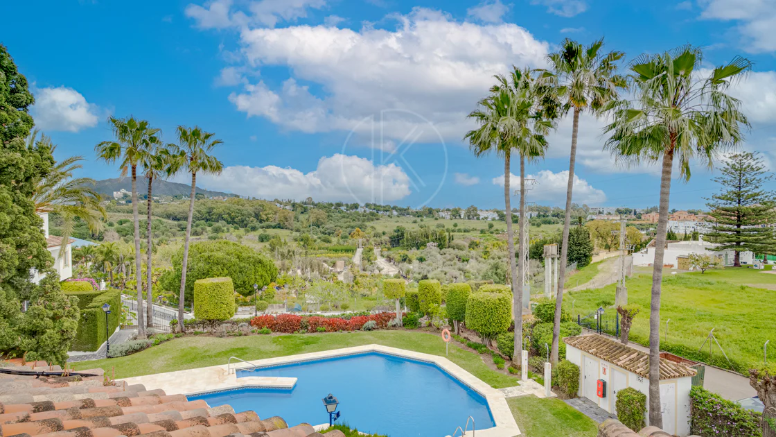 Casă înșiruită minunată cu trei dormitoare și vedere la mare, situată în Bel Air, Estepona