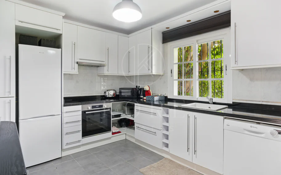 Wonderful three bedroom townhouse with sea views, located in Bel Air, Estepona