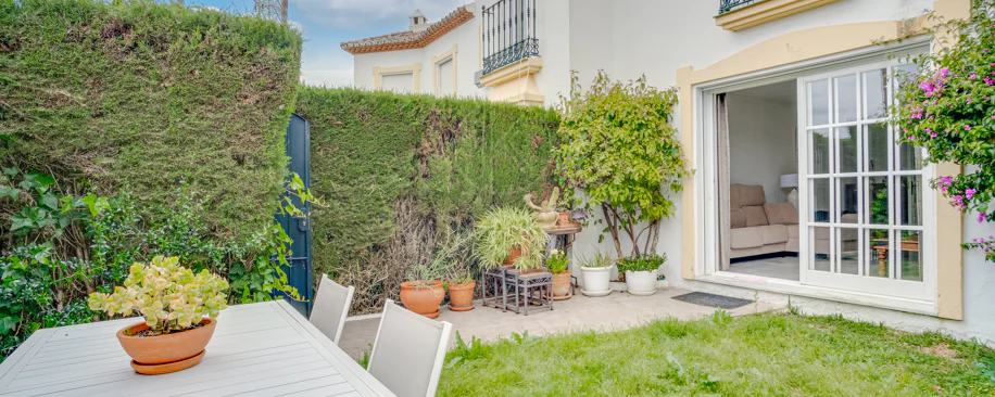 Casă înșiruită minunată cu trei dormitoare și vedere la mare, situată în Bel Air, Estepona