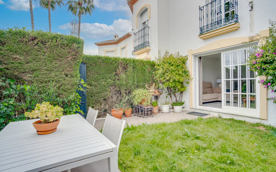 Wonderful three bedroom townhouse with sea views, located in Bel Air, Estepona