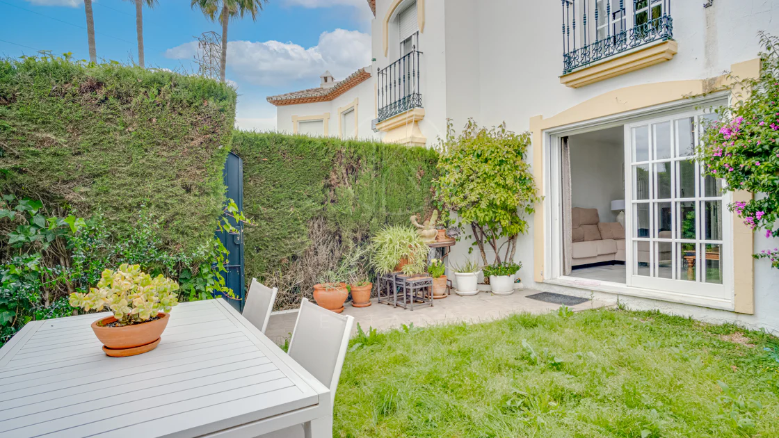 Casă înșiruită minunată cu trei dormitoare și vedere la mare, situată în Bel Air, Estepona