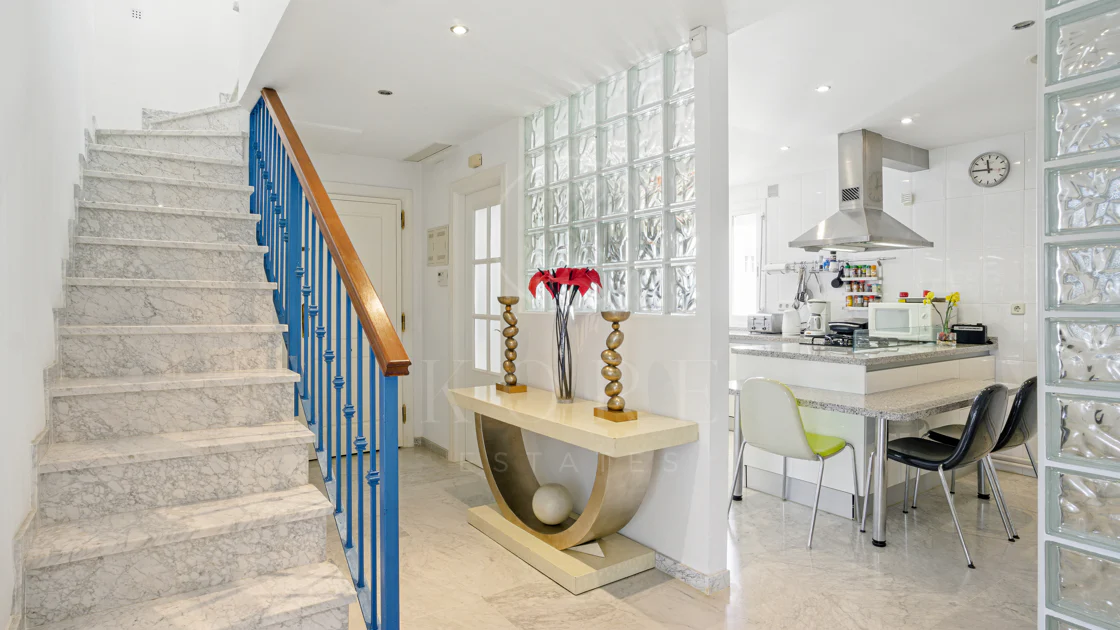 Impresionante ático dúplex con orientación sur en la conocida y cerrada comunidad Marbella Real