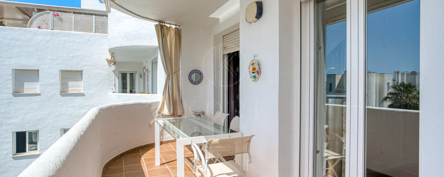 Impresionante ático dúplex con orientación sur en la conocida y cerrada comunidad Marbella Real