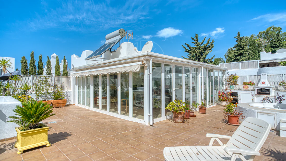 Impresionante ático dúplex con orientación sur en la conocida y cerrada comunidad Marbella Real