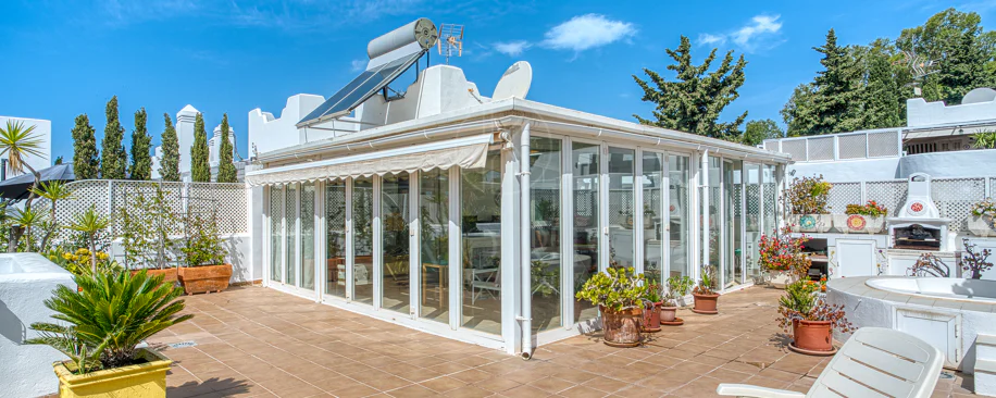 Impresionante ático dúplex con orientación sur en la conocida y cerrada comunidad Marbella Real