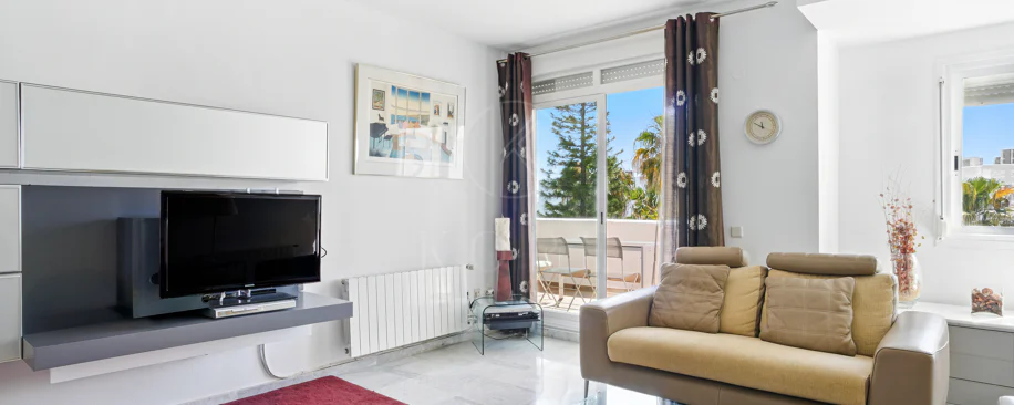 Impresionante ático dúplex con orientación sur en la conocida y cerrada comunidad Marbella Real