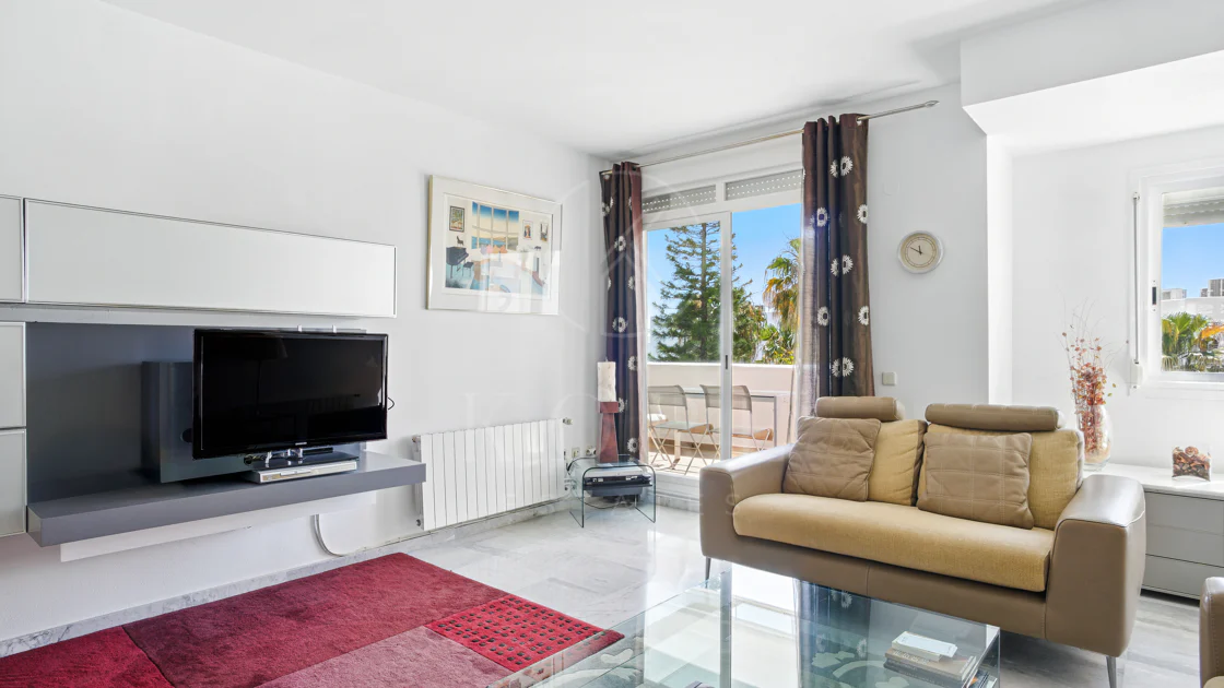 Impresionante ático dúplex con orientación sur en la conocida y cerrada comunidad Marbella Real