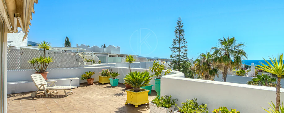 Impresionante ático dúplex con orientación sur en la conocida y cerrada comunidad Marbella Real