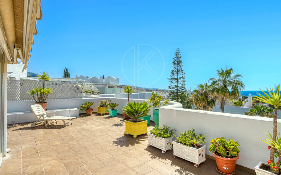Impressive three bedroom, south facing duplex penthouse in the well-known and gated community Marbella Real