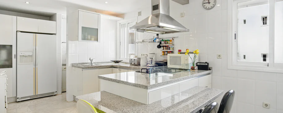 Impresionante ático dúplex con orientación sur en la conocida y cerrada comunidad Marbella Real