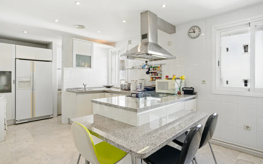 Impressive three bedroom, south facing duplex penthouse in the well-known and gated community Marbella Real