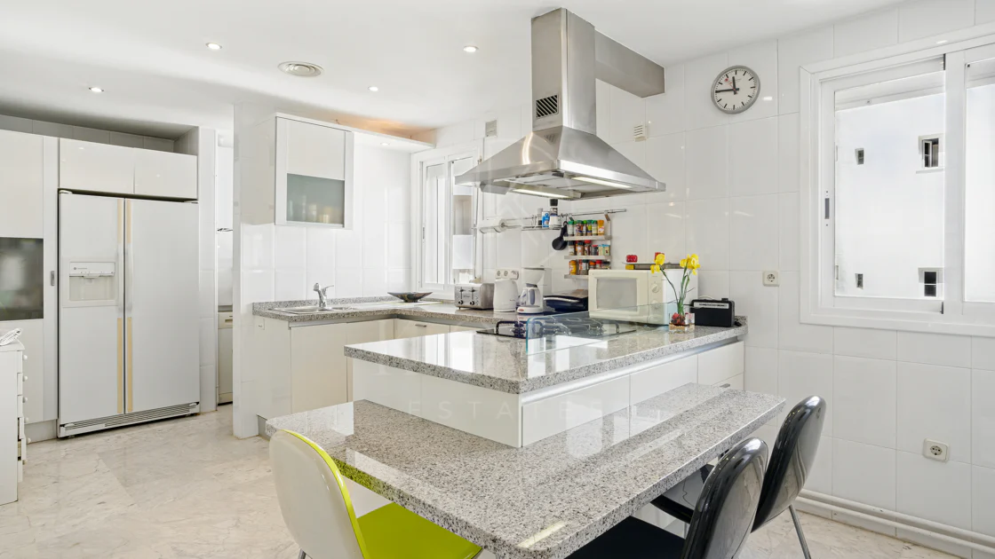 Impresionante ático dúplex con orientación sur en la conocida y cerrada comunidad Marbella Real