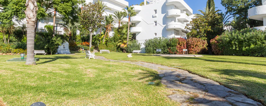Impresionante ático dúplex con orientación sur en la conocida y cerrada comunidad Marbella Real