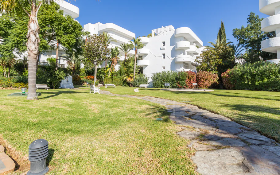 Impressive three bedroom, south facing duplex penthouse in the well-known and gated community Marbella Real