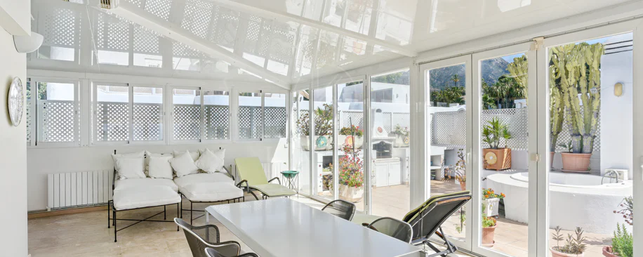 Impresionante ático dúplex con orientación sur en la conocida y cerrada comunidad Marbella Real