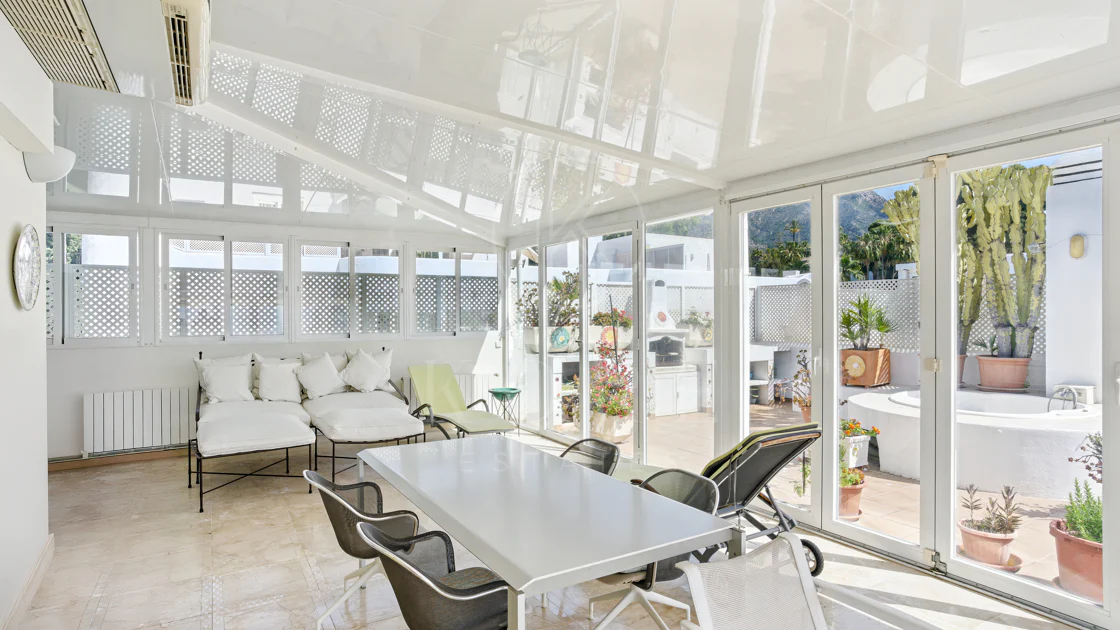 Impresionante ático dúplex con orientación sur en la conocida y cerrada comunidad Marbella Real