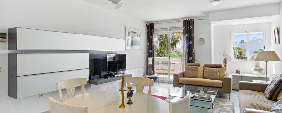 Impresionante ático dúplex con orientación sur en la conocida y cerrada comunidad Marbella Real
