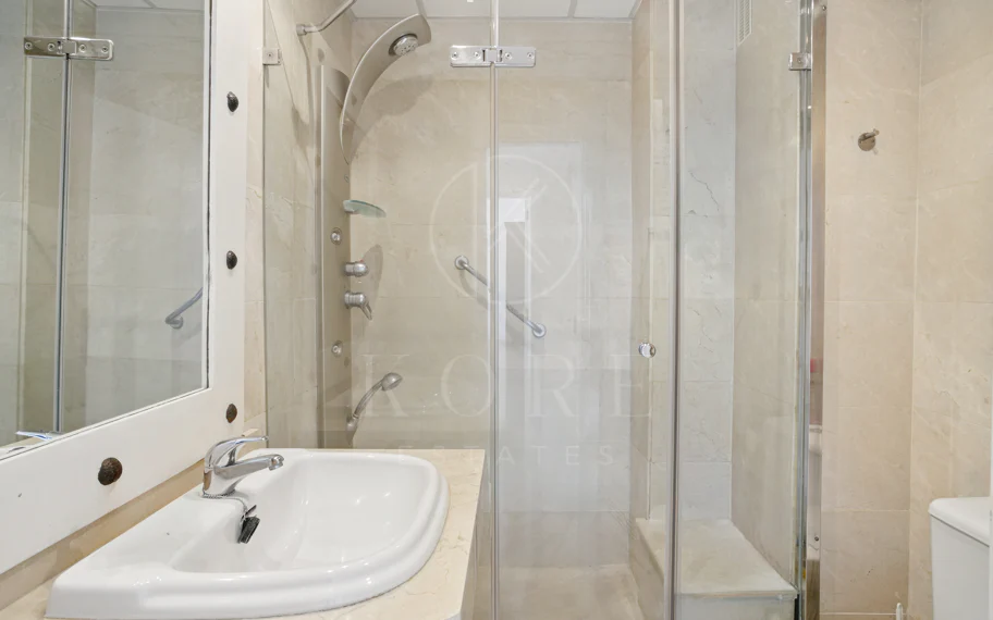 Impressive three bedroom, south facing duplex penthouse in the well-known and gated community Marbella Real