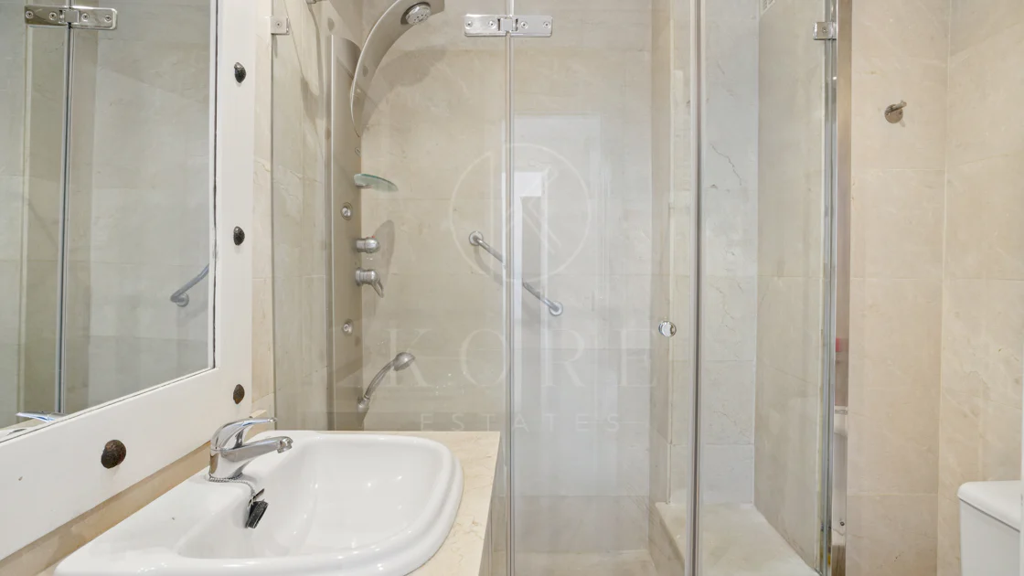 Impresionante ático dúplex con orientación sur en la conocida y cerrada comunidad Marbella Real