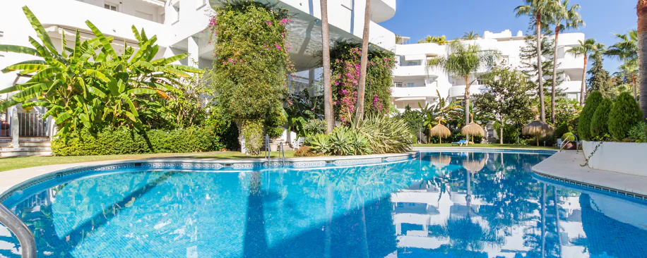 Impresionante ático dúplex con orientación sur en la conocida y cerrada comunidad Marbella Real