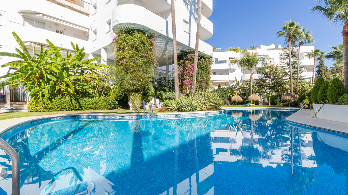 Impresionante ático dúplex con orientación sur en la conocida y cerrada comunidad Marbella Real