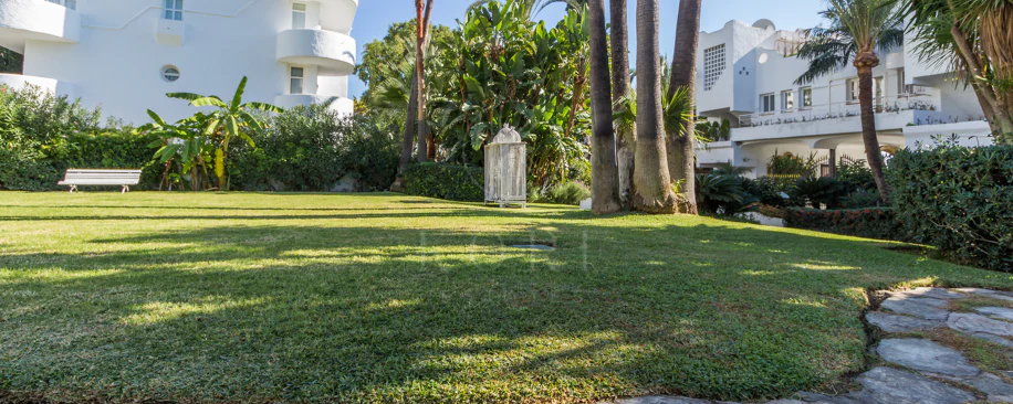 Impresionante ático dúplex con orientación sur en la conocida y cerrada comunidad Marbella Real