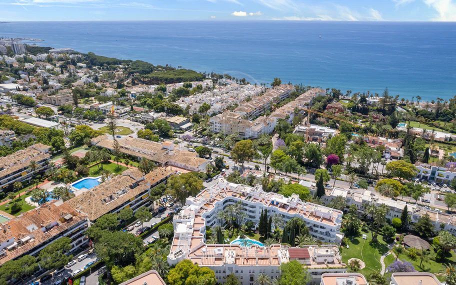 Impressive three bedroom, south facing duplex penthouse in the well-known and gated community Marbella Real