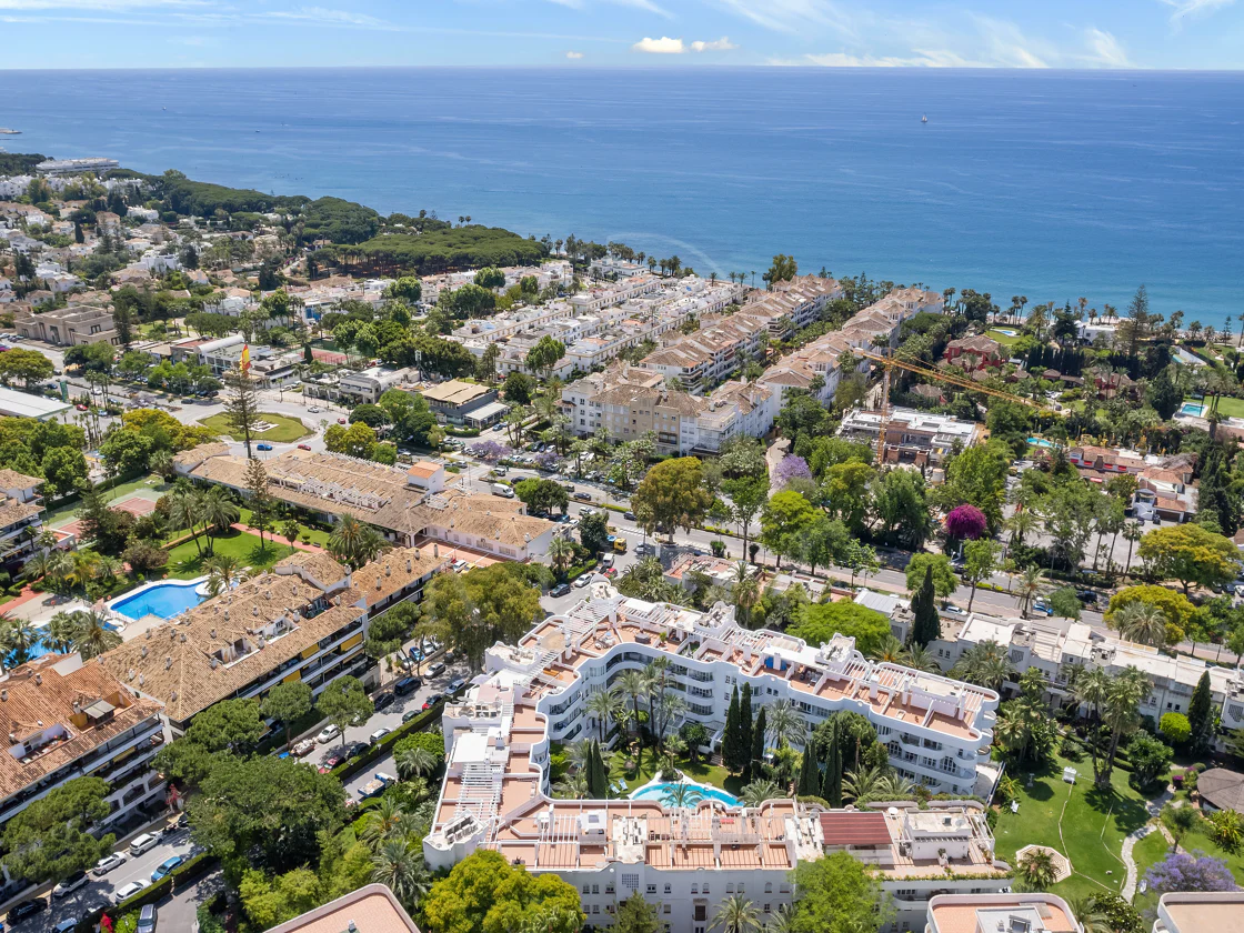 Impresionante ático dúplex con orientación sur en la conocida y cerrada comunidad Marbella Real