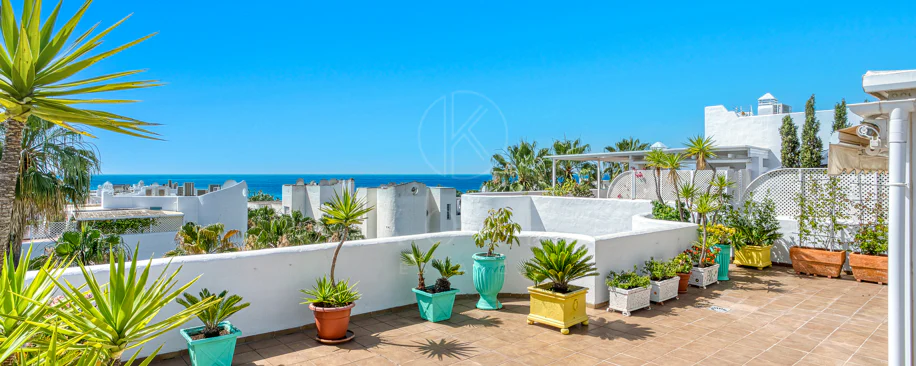 Impresionante ático dúplex con orientación sur en la conocida y cerrada comunidad Marbella Real