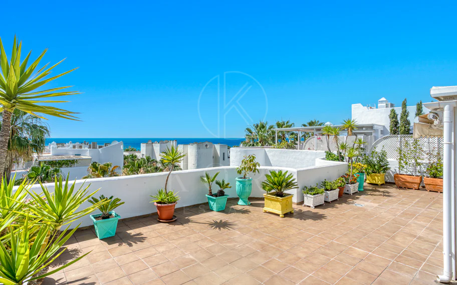 Impressive three bedroom, south facing duplex penthouse in the well-known and gated community Marbella Real