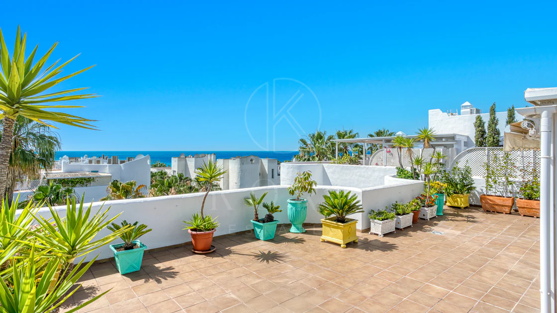 Impresionante ático dúplex con orientación sur en la conocida y cerrada comunidad Marbella Real