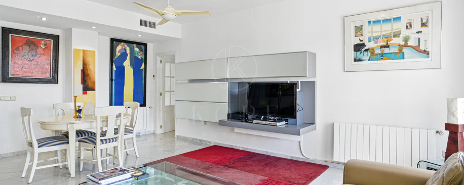 Impresionante ático dúplex con orientación sur en la conocida y cerrada comunidad Marbella Real