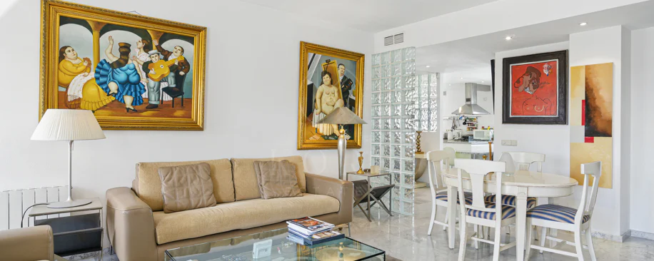 Impresionante ático dúplex con orientación sur en la conocida y cerrada comunidad Marbella Real