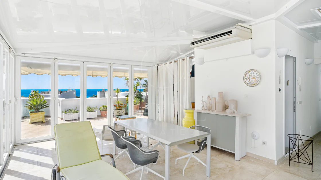 Impresionante ático dúplex con orientación sur en la conocida y cerrada comunidad Marbella Real