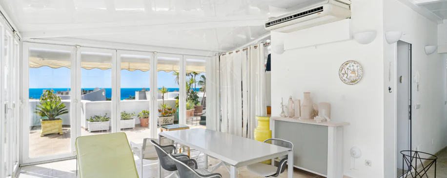 Impresionante ático dúplex con orientación sur en la conocida y cerrada comunidad Marbella Real