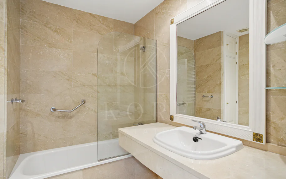 Impressive three bedroom, south facing duplex penthouse in the well-known and gated community Marbella Real