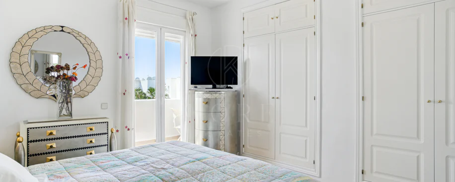 Impresionante ático dúplex con orientación sur en la conocida y cerrada comunidad Marbella Real