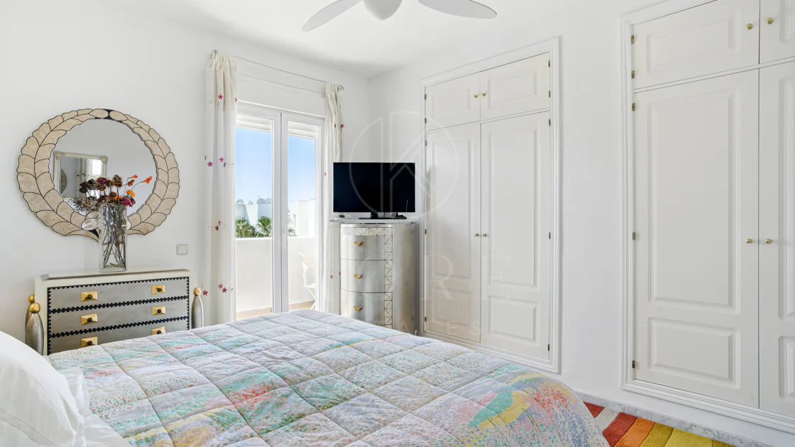 Impresionante ático dúplex con orientación sur en la conocida y cerrada comunidad Marbella Real
