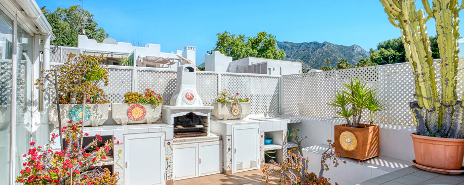 Impresionante ático dúplex con orientación sur en la conocida y cerrada comunidad Marbella Real