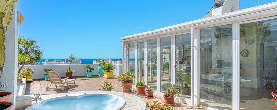 Impresionante ático dúplex con orientación sur en la conocida y cerrada comunidad Marbella Real