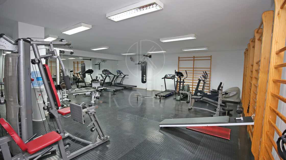 Impresionante ático dúplex con orientación sur en la conocida y cerrada comunidad Marbella Real