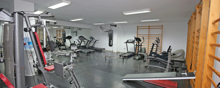 Impresionante ático dúplex con orientación sur en la conocida y cerrada comunidad Marbella Real