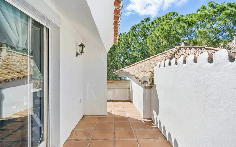 Spacious four-bedroom, duplex penthouse in the Los Pinos de Aloha complex, Nueva Andalucía, Marbella
