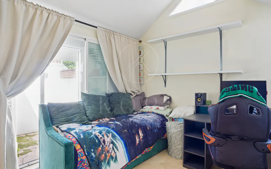 Spacious four-bedroom, duplex penthouse in the Los Pinos de Aloha complex, Nueva Andalucía, Marbella
