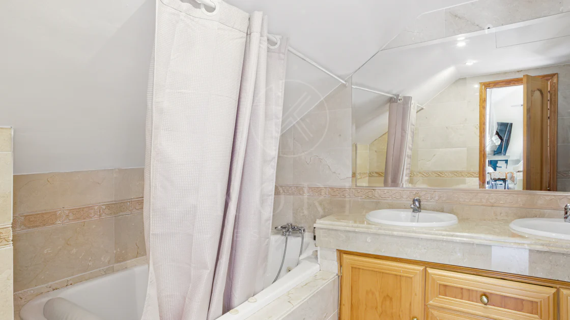Spacious four-bedroom, duplex penthouse in the Los Pinos de Aloha complex, Nueva Andalucía, Marbella